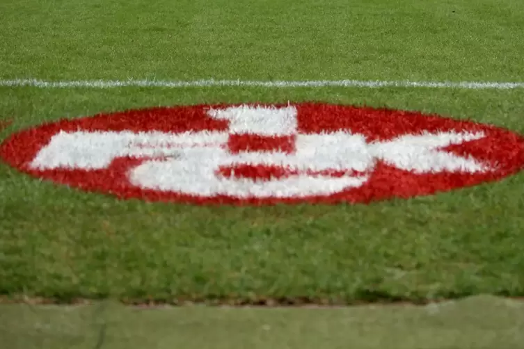 Roter Grund, weiße Schrift – das Logo des FCK. So soll es auch auf jedem Trikot sein, fordern nicht wenige Fans. 