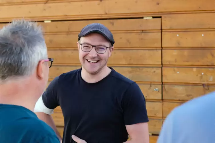 Tim Müller (rechts) plaudert mit Gerhard Müller.