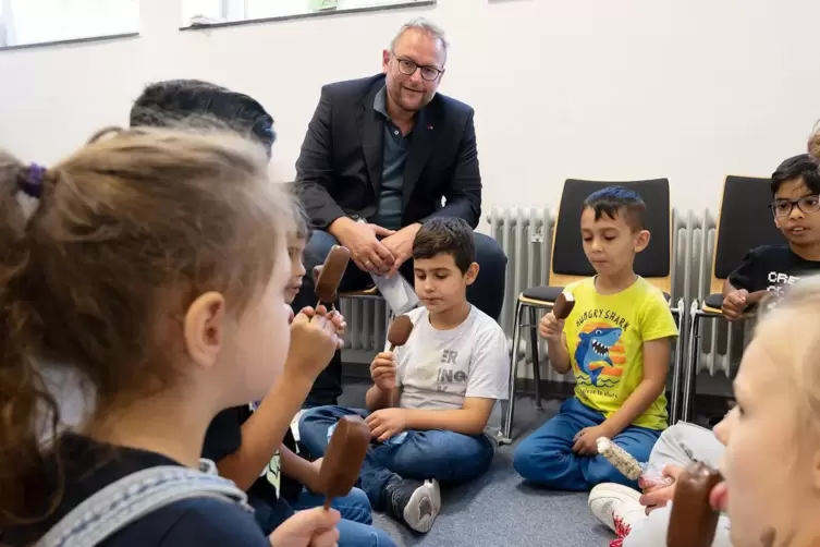 Bei all dem Lernen darf es zwischendurch auch mal ein Eis sein. Hier im Bild: Die Kinder gemeinsam mit Oberbürgermeister Markus 