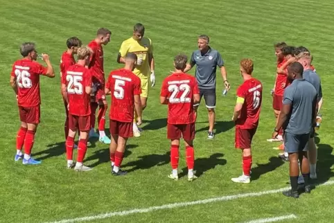 Trainer Alexander Bugera (Mitte) gibt seinen Spielern in der Trinkpause der Oberliga-Partie beim SV Auersmacher Anweisungen.