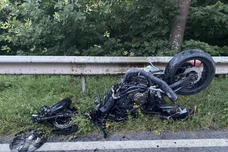 Auch das Motorrad wurde erheblich beschädigt.