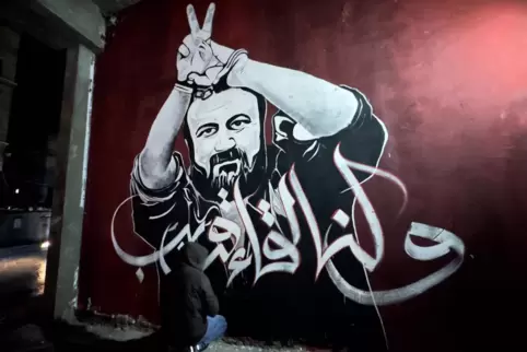 Marwan Barghuti – hier ein Graffiti von ihm – ist seit 2004 in israelischer Haft. Sein Name steht auf der Liste der Palästinense