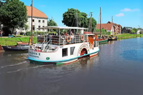 Der Museumshafen in Carolinensiel ist mitten im Ort gelegen. Zu seiner Blütezeit im 18. und 19. Jahrhundert war er der zweitgröß