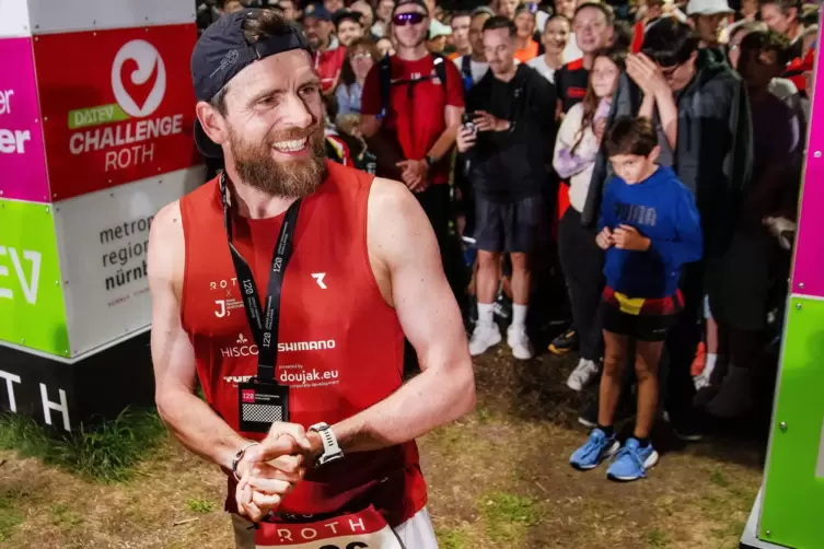 Im Ziel, aber noch nicht komplett am Ziel: Jonas Deichmann am Donnerstagabend nach seinem 106. Triathlon nacheinander.