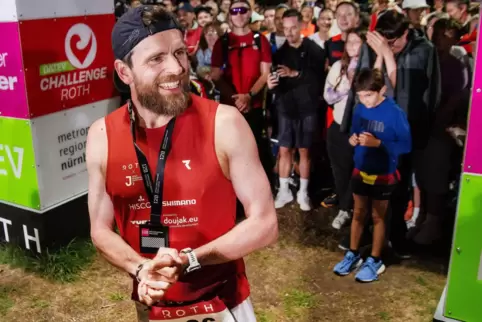 Im Ziel, aber noch nicht komplett am Ziel: Jonas Deichmann am Donnerstagabend nach seinem 106. Triathlon nacheinander.