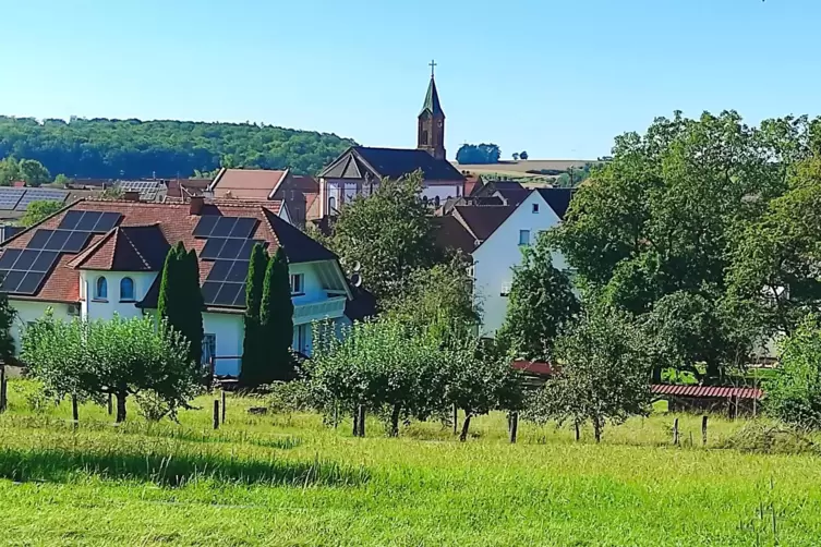 Mit seinen 34 Metern überragt der Turm der Reifenberger Kirche den gesamten Ort. 