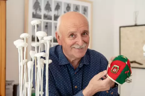  Martin Lorenz in seinem Atelier in St. Martin mit einem uralten Sesselbahn Abzeichen, das er wie einen Schatz hütet.