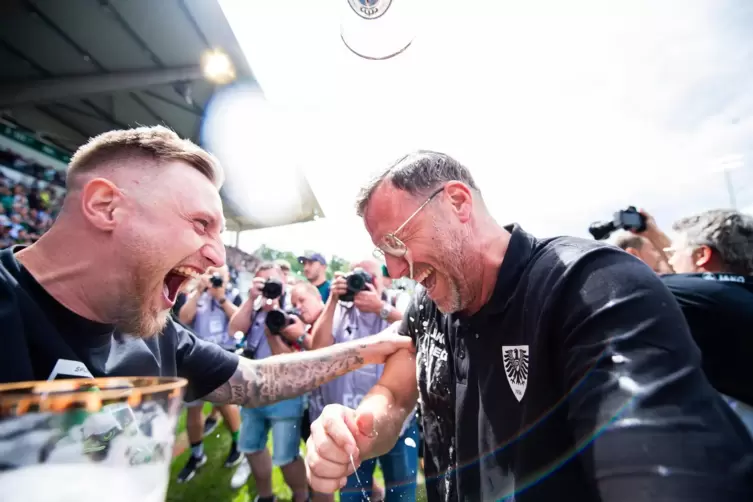 Das Glück gefunden: Sascha Hildmann (rechts) nach dem Aufstieg in die Zweite Liga.