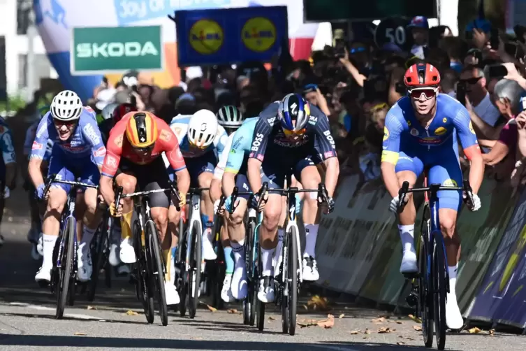 Jonathan Milan (blau) hat die Tour an den ersten Tagen bestimmt. Im Blauen Trikot fährt der Führende. 