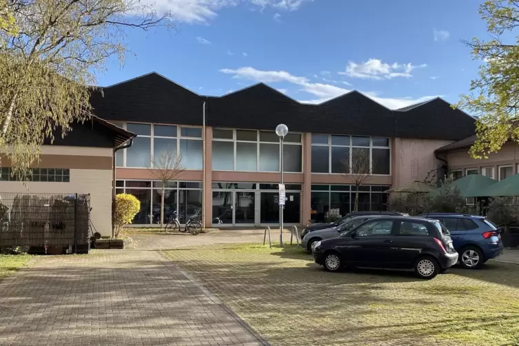 Die Mehrzweckhalle von der Ringstraße aus gesehen. Wo sie steht, soll bald ein neuer Bebauungsplan gelten. 