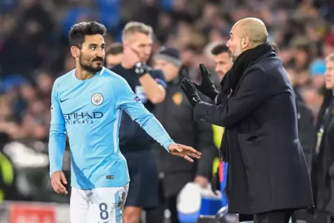 Ilkay Gündogan (l) und Pep Guardiola