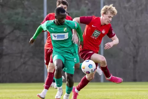 Einer mit Perspektive: Der 19-jährige Mika Haas (rechts) hat einen Profivertrag, spielt aber (noch) in der U21 des FCK in der Ob