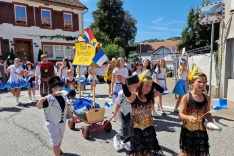 Gutes Wetter, gute Stimmung: Aktive des Obermoscheler Karnevalvereins beim Umzug. 