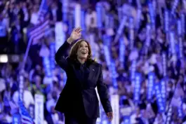 Weiß 20.000 Zuhörer in der Halle zu begeistern bei ihrer Nominierung als Kandidatin der US-Demokraten: Kamala Harris. 