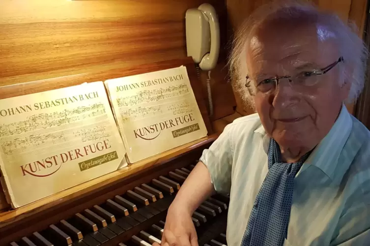 Leo Kraemer an der Orgel von St. Otto in Speyer. 