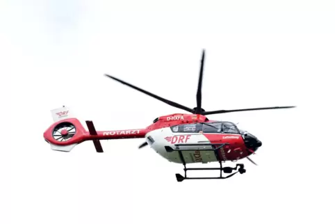 Das Baby wurde mit dem Rettungshubschrauber ins Krankenhaus gebracht. 