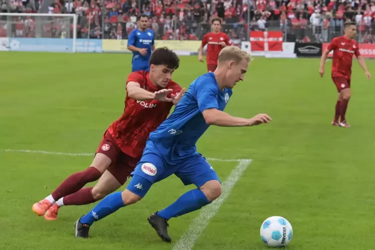 Wieder ein Blauer: Mike Andreas, hier mit FCK-Profi Shawn Blum.