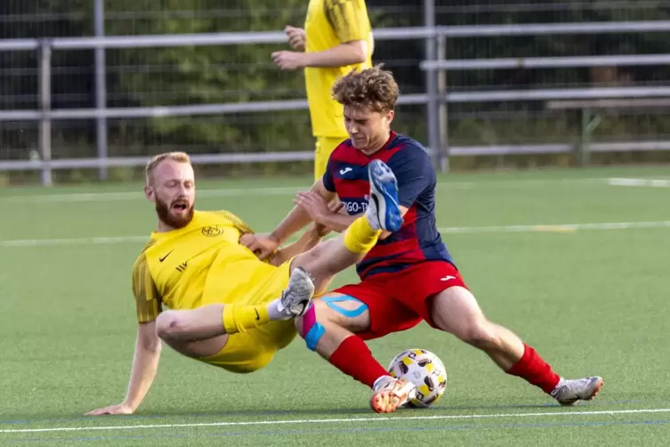 Voller Einsatz: Obersülzens Florian Limpert und Weisenheims Yanic Holzner kämpfen um den Ball.