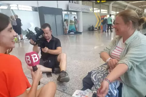 Am Flughafen interviewt: Silke Aschbacher aus Hanhofen.