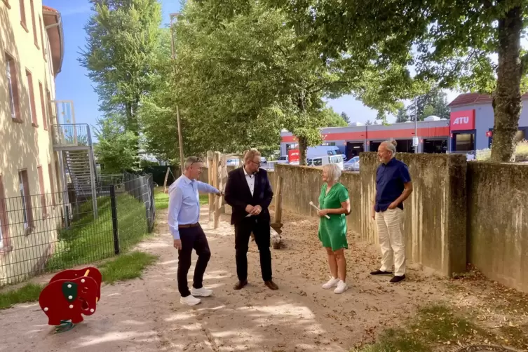 Für die bis zu 90 Kinder gibt es nun auch einen Spielplatz, der auf einem ehemaligen Grünstreifen angelegt wurde. Bürgermeister 