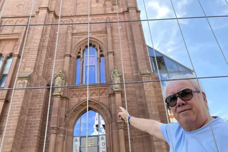 Angelo Montana zeigt auf die Fassade des Lutherturms, wo ein Stück herabgestürzt ist. Eis gibt’s jetzt auf der anderen Seite.