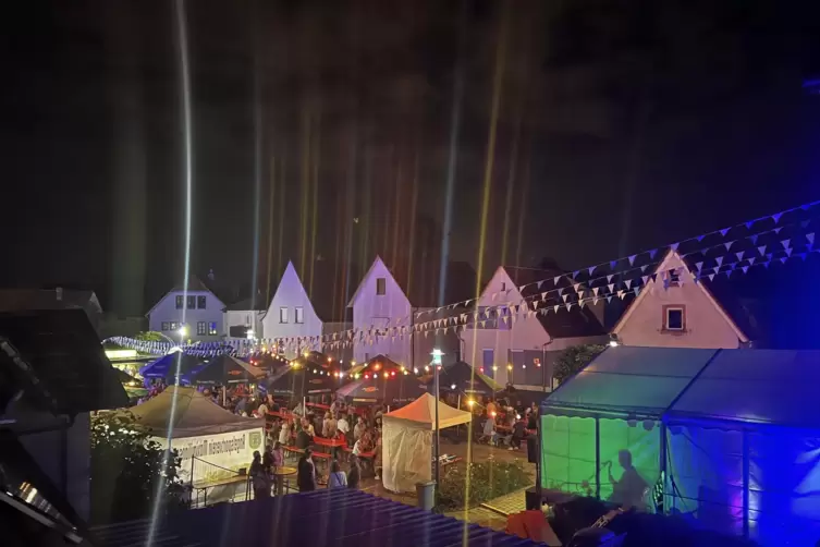 Gefeiert wird die „Pfortzer Kerwe“ im Ortskern vor dem Alten Schulhaus bis über den Kirchplatz hinaus. Unser Foto stammt aus dem