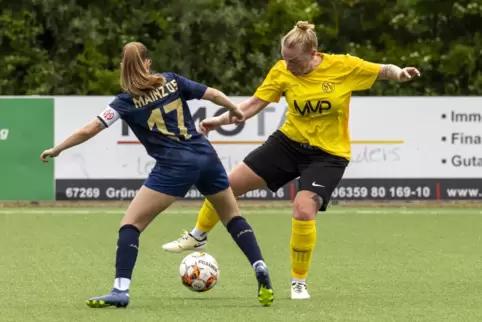 Goalgetterin Josephine Diwok (rechts) spielt auch in der kommenden Spielzeit in Obersülzen.