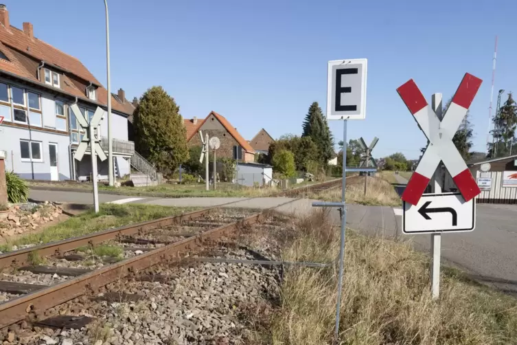 Der Bahnübergang in Sambach ist noch bis Dienstag dicht. Danach folgn weitere Sperrungen an anderen Übergängen. 