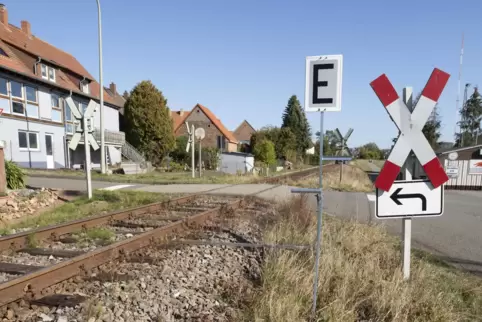 Der Bahnübergang in Sambach ist noch bis Dienstag dicht. Danach folgn weitere Sperrungen an anderen Übergängen. 