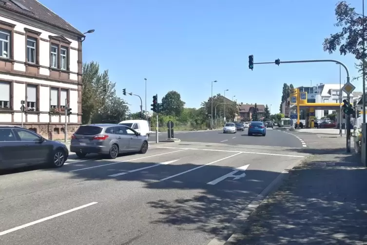 Die Ampel an der Kreuzung Winzinger, Landauer, Stiftstraße wird erneuert.