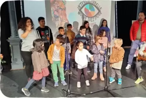 Die Kindergruppe der Bahai-Gemeinschaft bei einem Auftritt bei der Interkulturellen Woche.