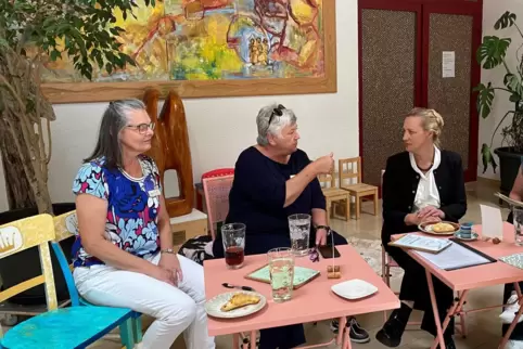 Landesministerin Dörte Schall (rechts) im Gespräch mit den Nel(i)e-Vertreterinnen Thea Habig (Mitte) und Kassenwartin Cornelia B