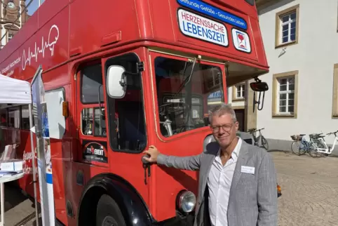 Präventionsveranstaltung: Aktionsbus und Chefarzt Harald Schwacke.