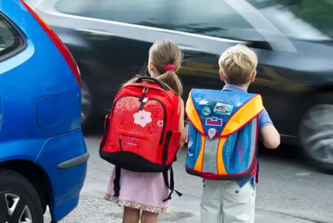 Die Polizei weist auf Gefahren auf dem Schulweg hin.