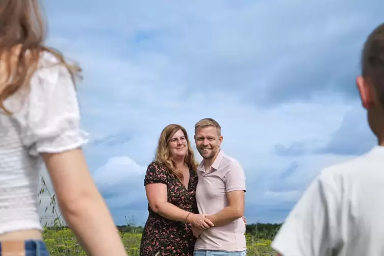 Thorsten Siegrist und seine Frau Janine; die beiden Kinder sind bewusst nur von hinten zu sehen.