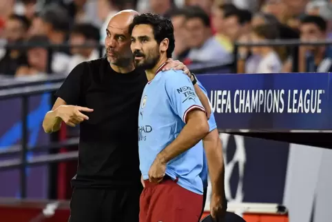 Pep Guardiola (l) und Ilkay Gündogan