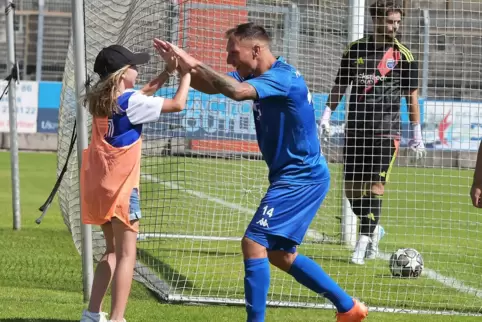 Besonderer FKP-Torjubel: Tobias Jänicke klatscht mit Tochter und Ballmädchen Nola ab, TuS-Keeper Maxime Klein ist frustriert. 