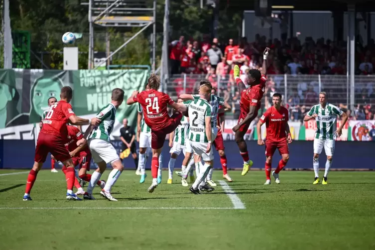 Ragnar Ache (rechts) liegt in der Luft, der Ball ist auf dem Weg ins Preußen-Tor.