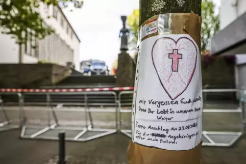 Trauer: Am Abend kamen Hunderte in der Solinger Innenstadt zu einer Andacht für die Opfer zusammen. 