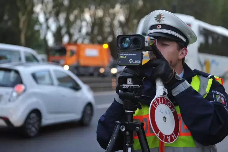 Die Polizei kontrollierte mit einem Lasermessgerät die Geschwindigkeit in Lemberg. Alle hielten sich an das Tempolimit.