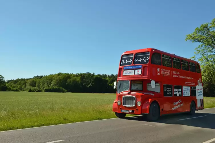 Die roten Infobusse der Initiative „Herzenssache Lebenszeit“ sind ein Hingucker.