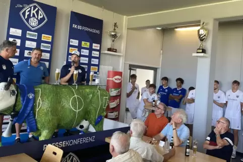 Mal was anderes: Die Mechtersheimer Spieler (weiß) verfolgen die Pressekonferenz.