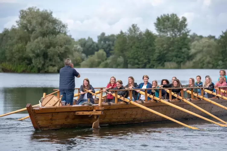 Die Lusoria wird gerne für Gemeinschaftsaktionen genutzt. Auf unsere Foto von 2021 rudern die Weinhoheiten. 