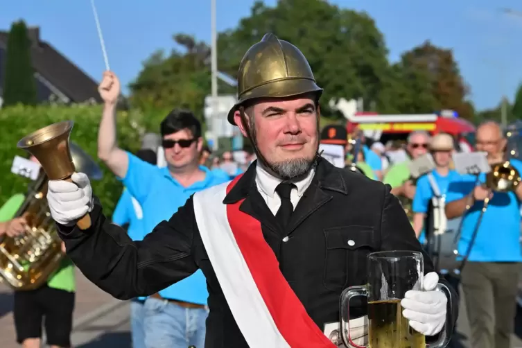 Angeführt von Büttel Thomas Neuber zieht der Kerweumzug über die Hauptstraße in Richtung Kerweplatz.