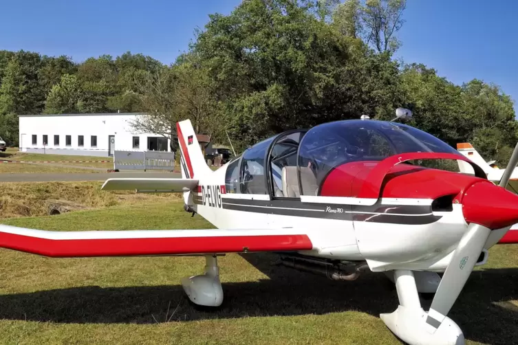 Neben Fluggeräten gab es beim Flugplatzfest auch das neue Vereinsheim des LSV Eßweiler zu bestaunen. 