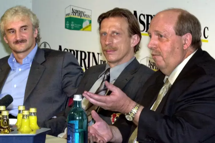 Christoph Daum (m.) mit Rudi Völler (l.) und Rainer Calmund (r.)