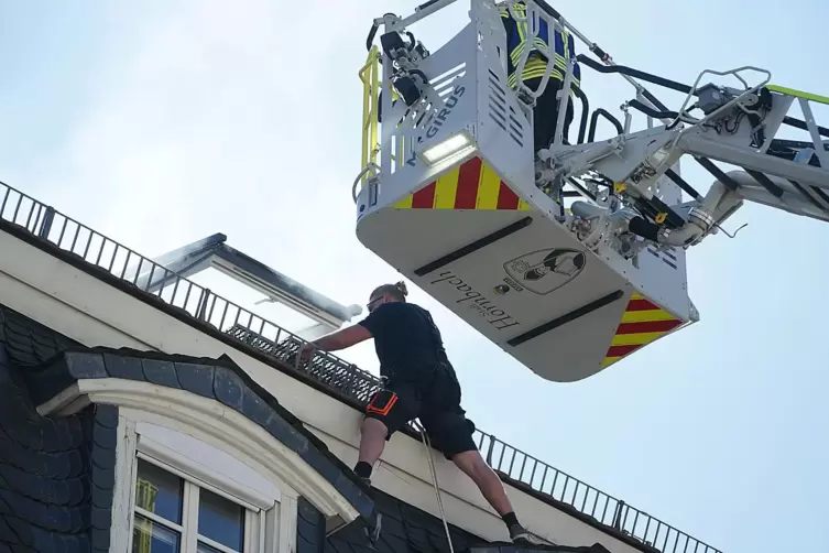 Die Feuerwehr übte auch, auch Verletzte aus dem Dachgeschoss zu retten.