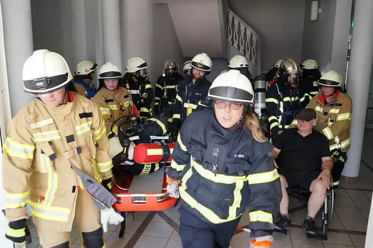 21 Verletzte sollten aus dem Rathaus gerettet werden.