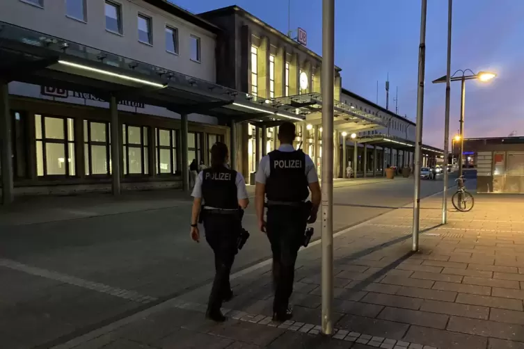 Wie wird die Nacht werden? Die Bundespolizei auf Streife am Bahnhof Kaiserslautern. 