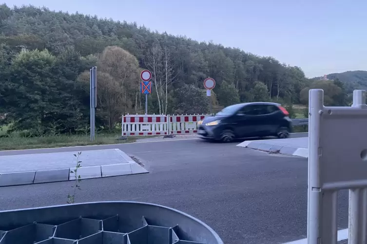 Für Radfahrer geht es noch nicht bis Erlenbach. An der Bundesstraße ist erstmal Schluss. 